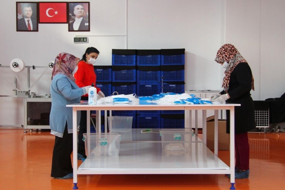 Esenyurt Belediyesi kendi maskesini kendi &uuml;retiyor