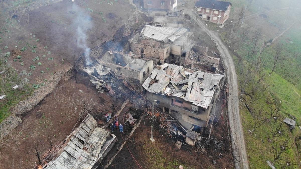Trabzon&rsquo;un Araklı il&ccedil;esi Taşge&ccedil;it mahallesindeki yangının hasarı g&uuml;n ağarınca ortaya &ccedil;ıktı