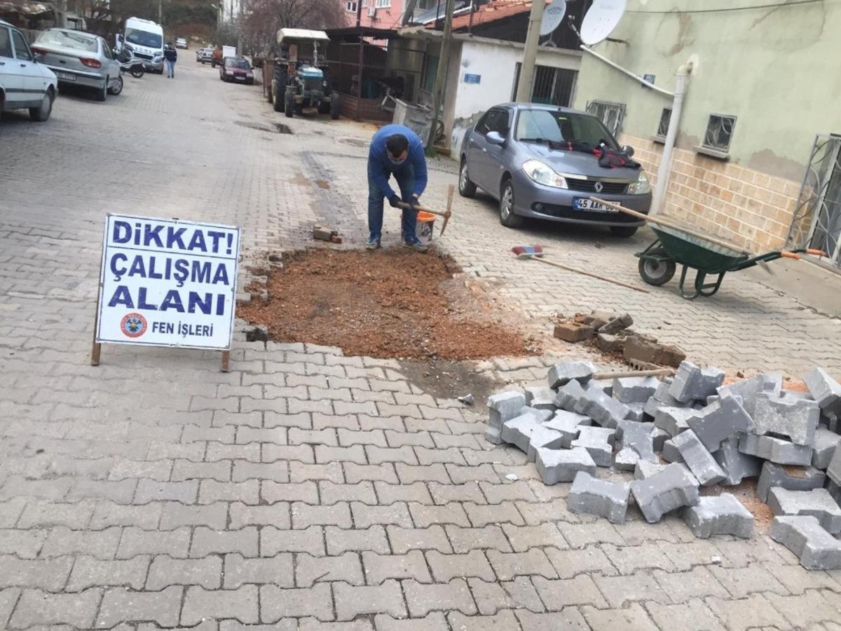 Soma&rsquo;da yol onarım &ccedil;alışmaları devam ediyor