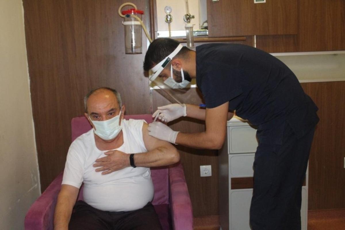 &Ccedil;in&rsquo;den getirilen korona vir&uuml;s aşıları sağlık&ccedil;ılara uygulanmaya başlandı