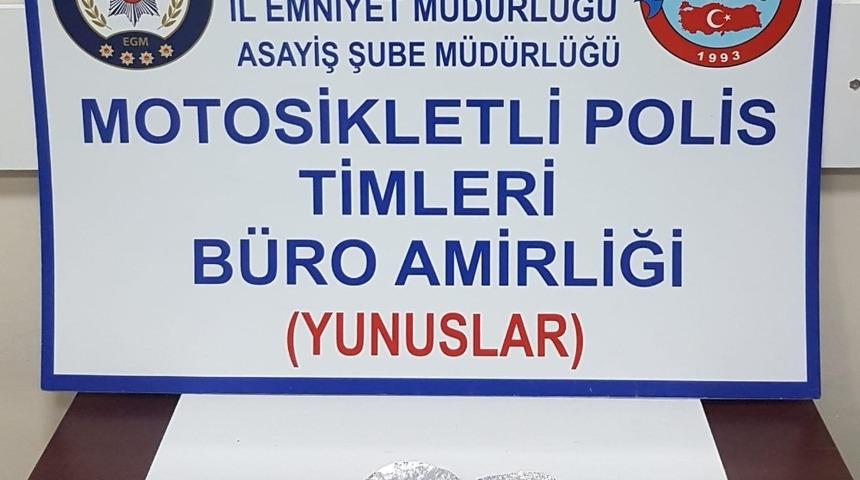 Sokağa çıkma yasağını ihlal eden şüphelinin üzerinde uyuşturucu bulundu