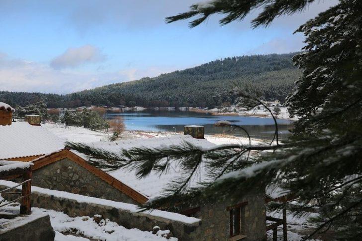 Mevsimin ilk karı yağdı Gölcük’te kartpostallık görüntüler oluştu G5