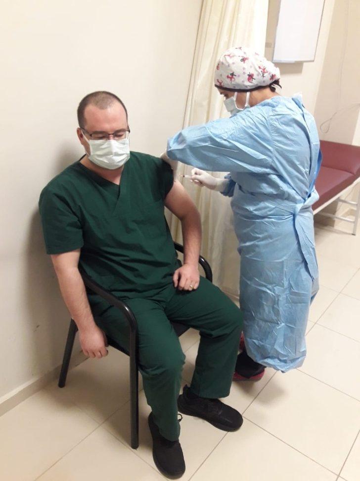 Gönen’de ilk aşı Başhekim Atıcı’ya yapıldı G2