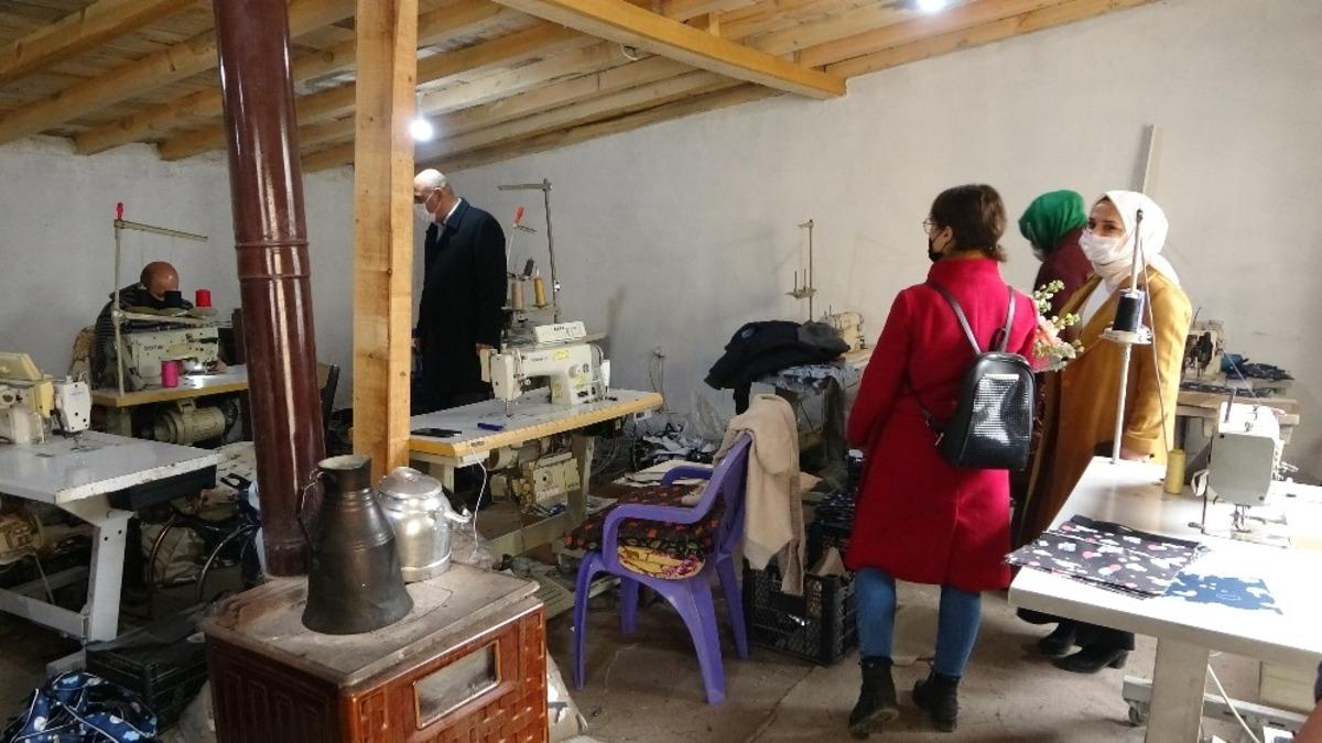 65 yaşındaki fedakar anneye hayatındaki ilk &ccedil;i&ccedil;ek Bakan Sel&ccedil;uk&rsquo;tan