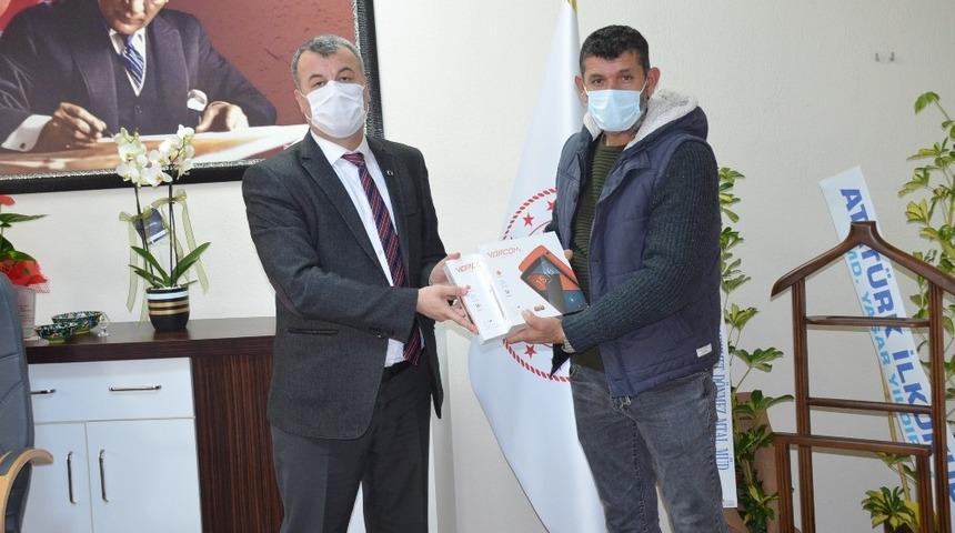 Didim 75 Gençlik’ten eğitime tablet desteği