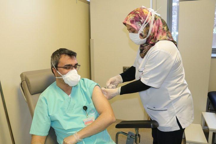 Korona virüs aşısı Yozgat’ta sağlık çalışanlarına uygulanmaya başladı G3