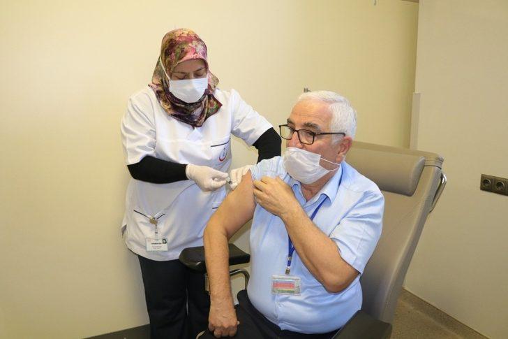 Korona virüs aşısı Yozgat’ta sağlık çalışanlarına uygulanmaya başladı G5