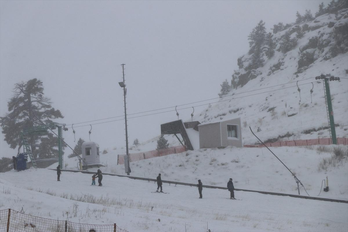 Kartalkaya ve Kartepe'de kar yağışı sevin&ccedil;le karşılandı