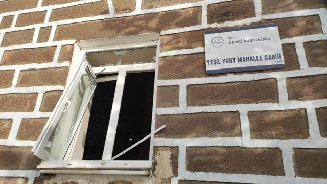 Kayseri’de yıldırım düşen camideki hasar gün ağırınca ortaya çıktı 1