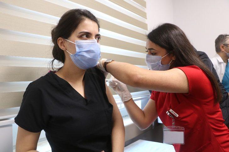 Sivas’ta sağlık çalışanlarına aşılama çalışması başladı G2