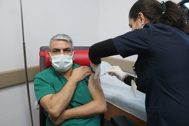 Sivas’ta sağlık çalışanlarına aşılama çalışması başladı G3