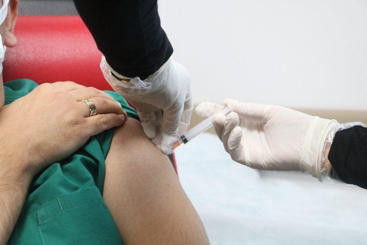 Sivas’ta sağlık çalışanlarına aşılama çalışması başladı G4