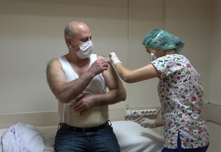 Denizli’de ilk aşı Sağlık Müdürü Öztürk’e yapıldı G4