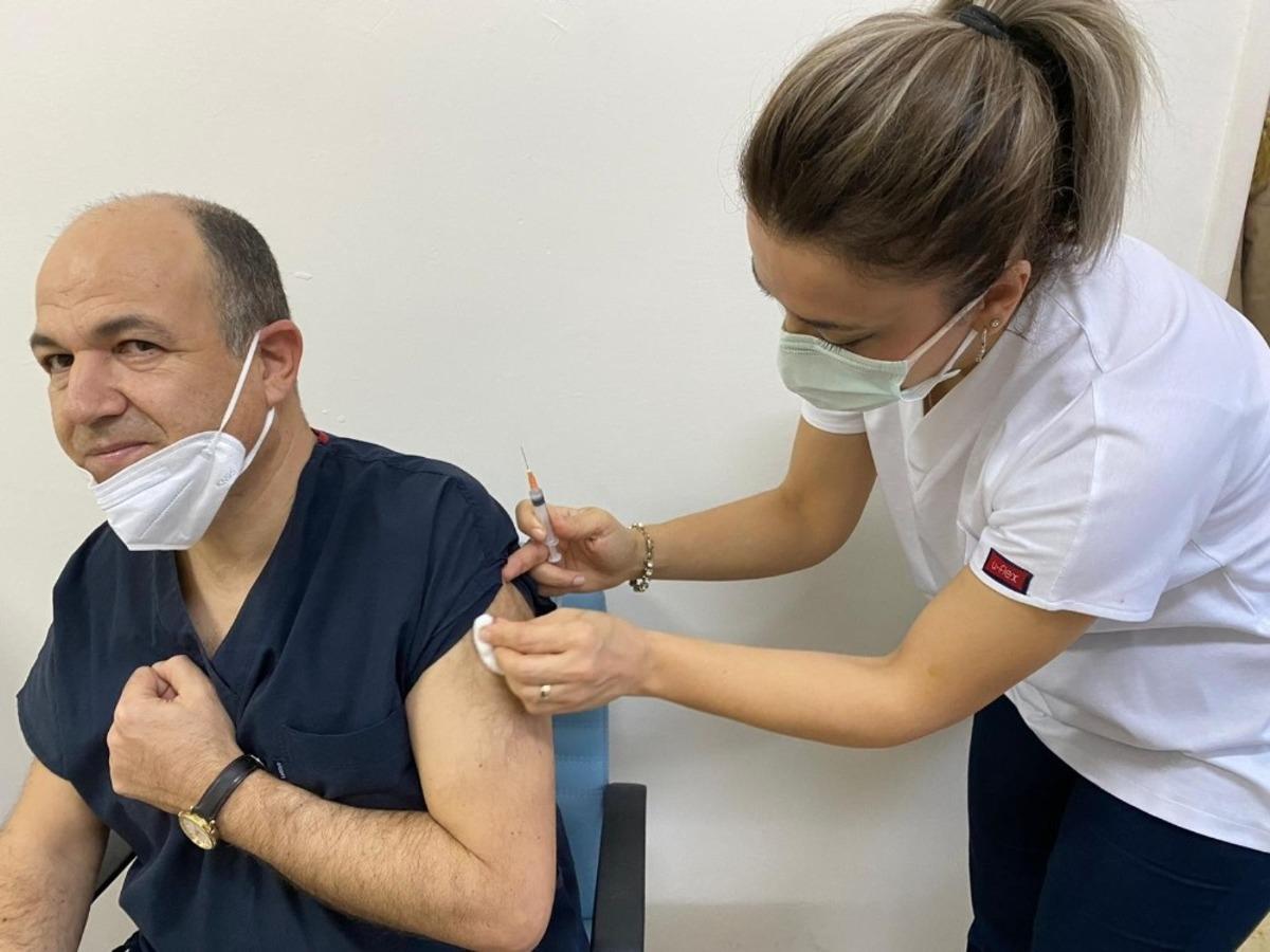 Akhisar&rsquo;da sağlık personelinin aşılanması başladı