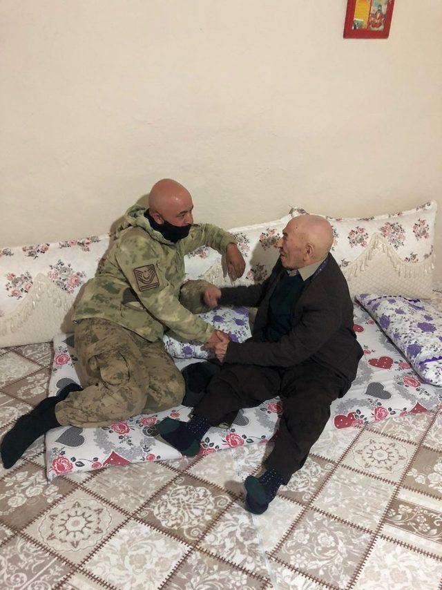 Mehmetçik, 110 yaşındaki emekli güvenlik korucusunu unutmadı 1