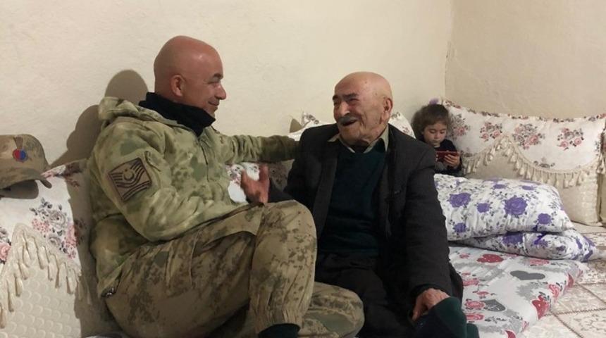 Mehmet&ccedil;ik, 110 yaşındaki emekli g&uuml;venlik korucusunu unutmadı