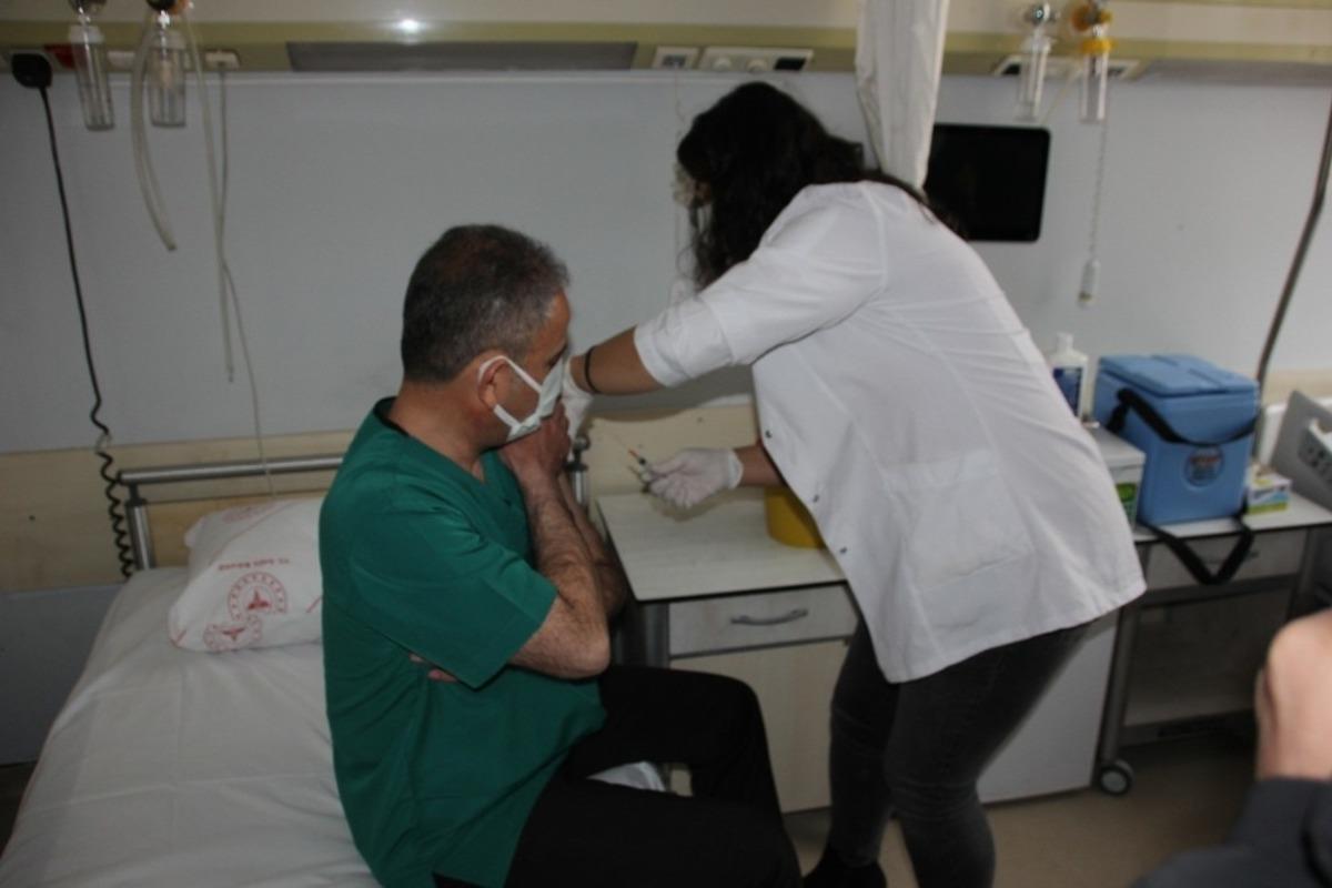 Hakkari&rsquo;de ilk korona vir&uuml;s aşısı yapılmaya başlandı