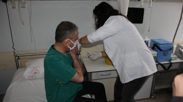 Hakkari’de ilk korona virüs aşısı yapılmaya başlandı