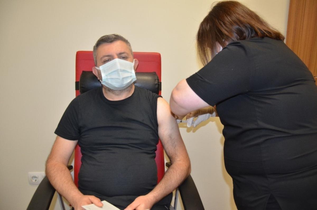 İlk aşıları sağlık &ccedil;alışanları oldu