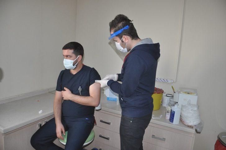 Yüksekova’da ilk korona virüs aşısı yapılmaya başlandı G4