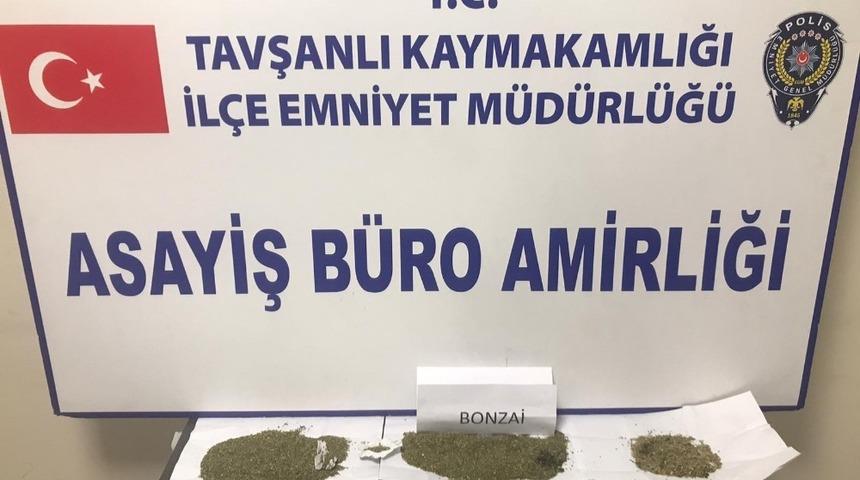 Kapısını kırıp girdikleri apartta uyuşturucu partisi düzenlediler