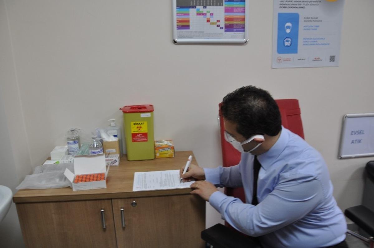 Sağlık &ccedil;alışanlarına aşılar yapılmaya başladı