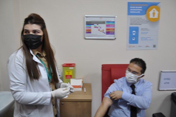 Sağlık çalışanlarına aşılar yapılmaya başladı G2