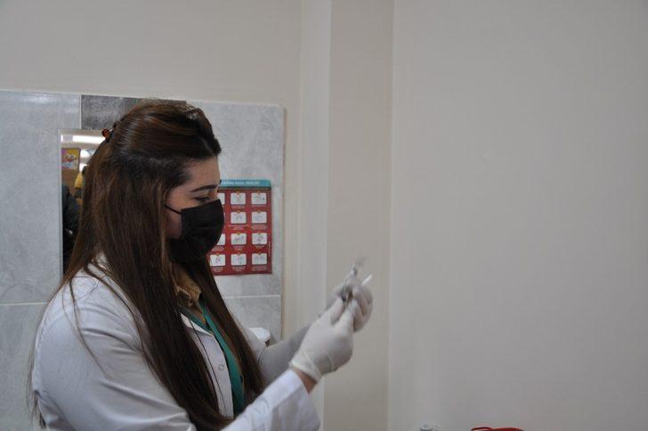 Sağlık çalışanlarına aşılar yapılmaya başladı G3