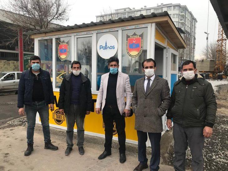 Patnos Şoförler Odası Başkanlığı , taksicilerin çalışma koşullarını iyileştirmek için ilçede olmayan taksi duraklarını yaptı. G2