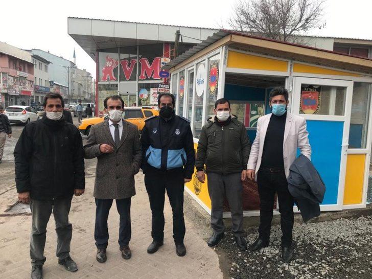 Patnos Şoförler Odası Başkanlığı , taksicilerin çalışma koşullarını iyileştirmek için ilçede olmayan taksi duraklarını yaptı. G3