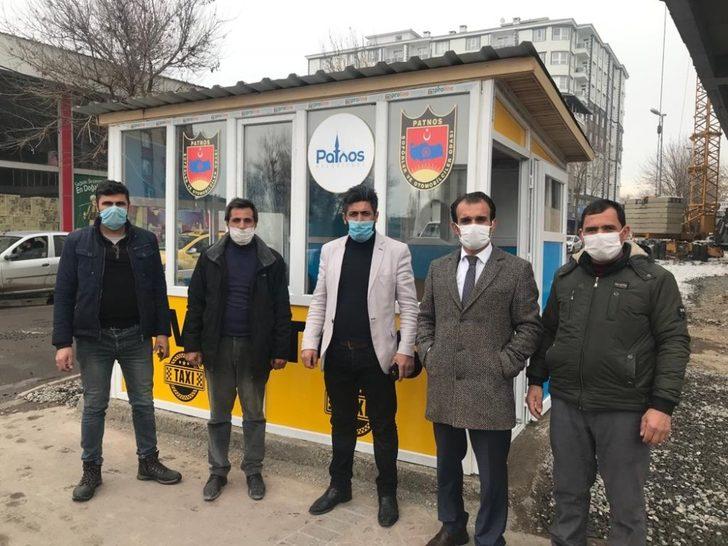 Patnos Şoförler Odası Başkanlığı , taksicilerin çalışma koşullarını iyileştirmek için ilçede olmayan taksi duraklarını yaptı. G4