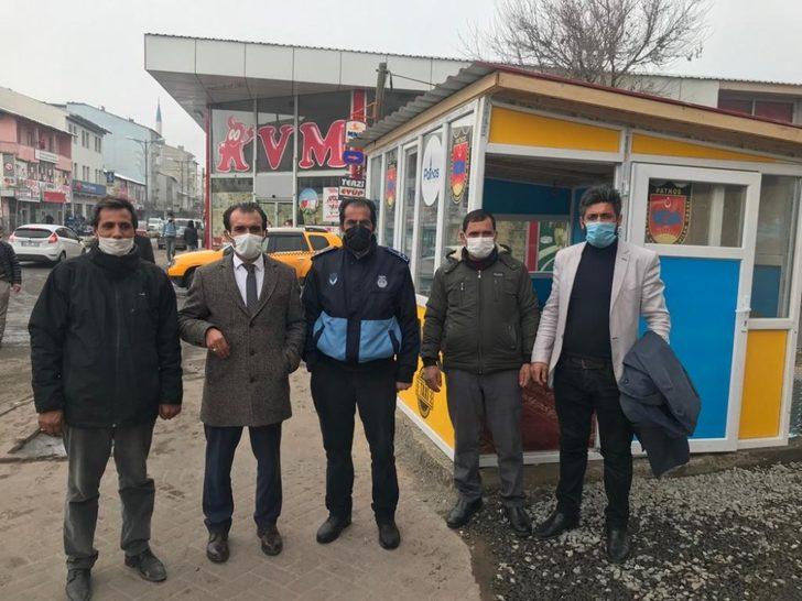 Patnos Şoförler Odası Başkanlığı , taksicilerin çalışma koşullarını iyileştirmek için ilçede olmayan taksi duraklarını yaptı. G5