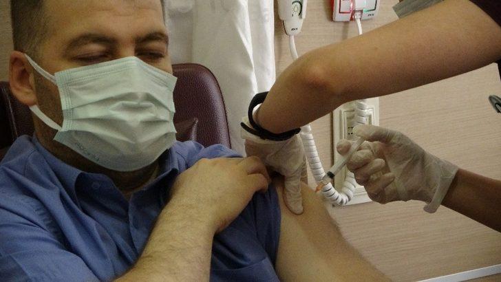 Muş’ta sağlık çalışanlarına ilk korona virüs aşısı uygulandı G2