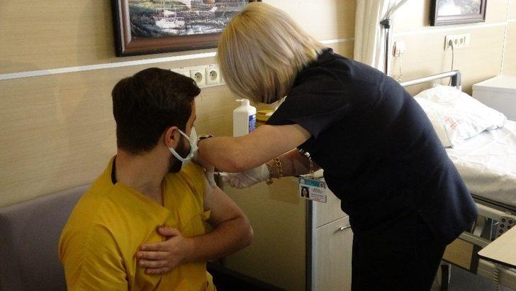 Muş’ta sağlık çalışanlarına ilk korona virüs aşısı uygulandı G4