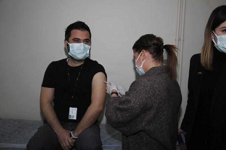 Kula Devlet Hastanesi’nde ilk aşılama başladı G1