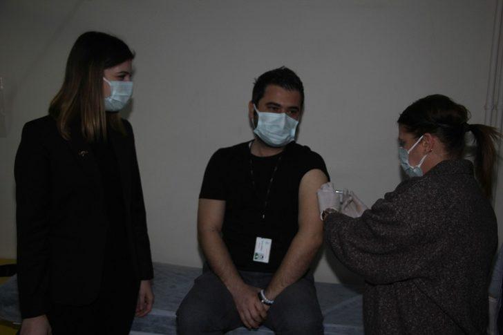 Kula Devlet Hastanesi’nde ilk aşılama başladı G2