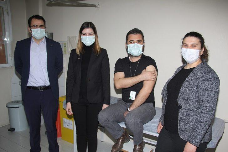 Kula Devlet Hastanesi’nde ilk aşılama başladı G4