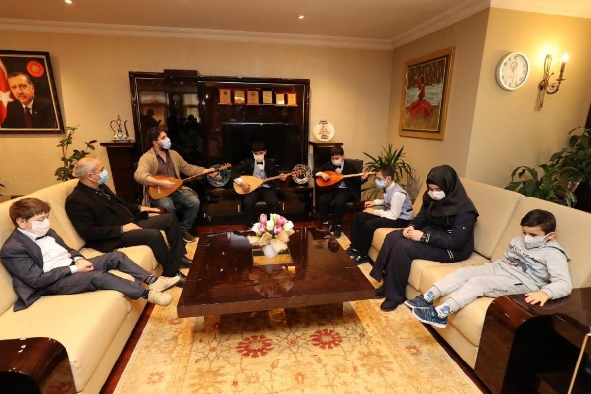 &Ouml;zel konuklarından Başkan B&uuml;y&uuml;kg&ouml;z&rsquo;e bağlama ziyafeti
