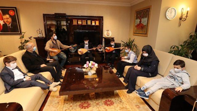 Özel konuklarından Başkan Büyükgöz’e bağlama ziyafeti