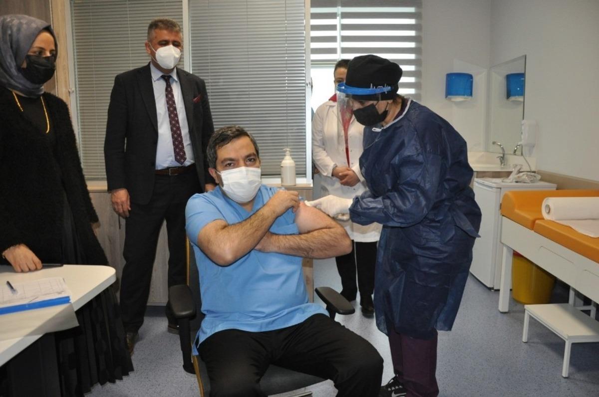 Malatya&rsquo;da sağlık g&ouml;revlilerine aşılar vurulmaya başladı