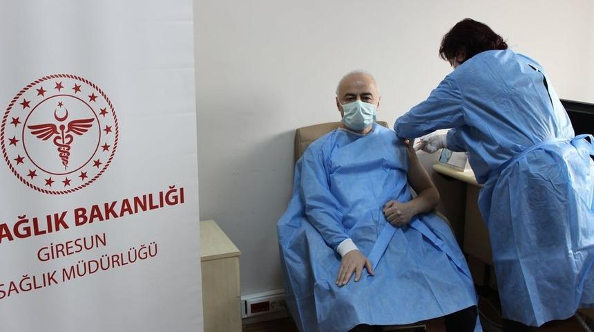 Giresun&rsquo;da Korona vir&uuml;s aşısı sağlık &ccedil;alışanlarına uygulanmaya başlandı