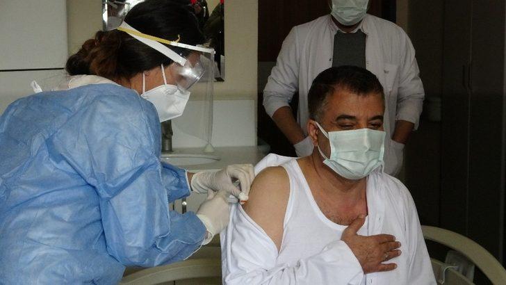 Van İl Sağlık Müdürü ile hastane başhekimi aşı oldu G1