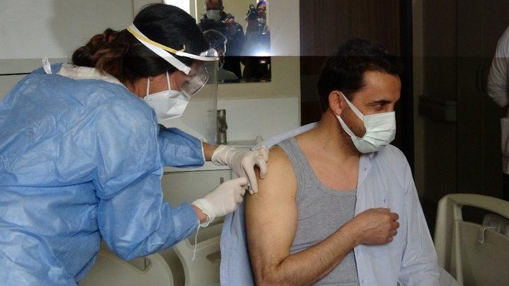 Van İl Sağlık Müdürü ile hastane başhekimi aşı oldu G2