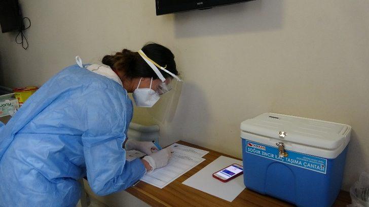 Van İl Sağlık Müdürü ile hastane başhekimi aşı oldu G4