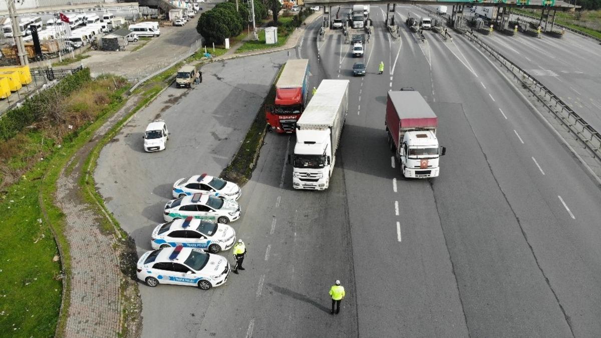 (&Ouml;zel) Kar alarmı verilmişti, polislerin kış lastiği denetimi havadan g&ouml;r&uuml;nt&uuml;lendi