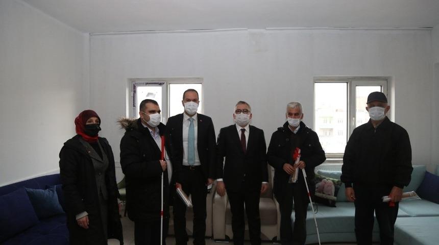 Niğde&rsquo;de Vali ve Başkan, G&ouml;rme Engelliler Derneğini ziyaret etti