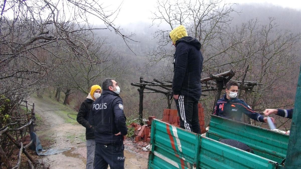 Ormanlık alanda gece kaybolan iki gen&ccedil; donmamak i&ccedil;in brandanın altında sabahladı