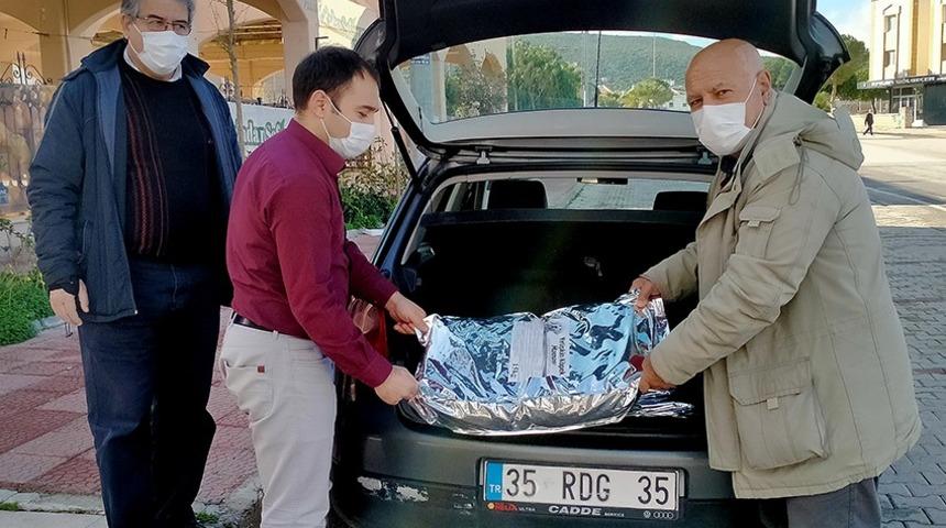 Çeşme’deki mahalle muhtarı sokak hayvanlarına sahip çıkıyor