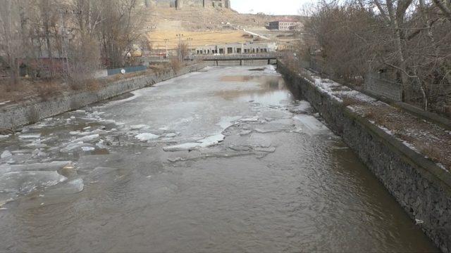 Kars Çayı’nın buzları erken çözülmeye başladı