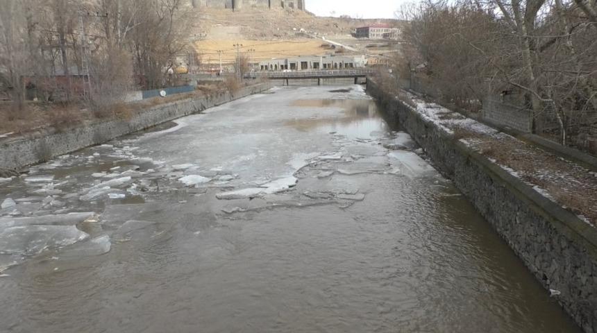 Kars Çayı’nın buzları erken çözülmeye başladı
